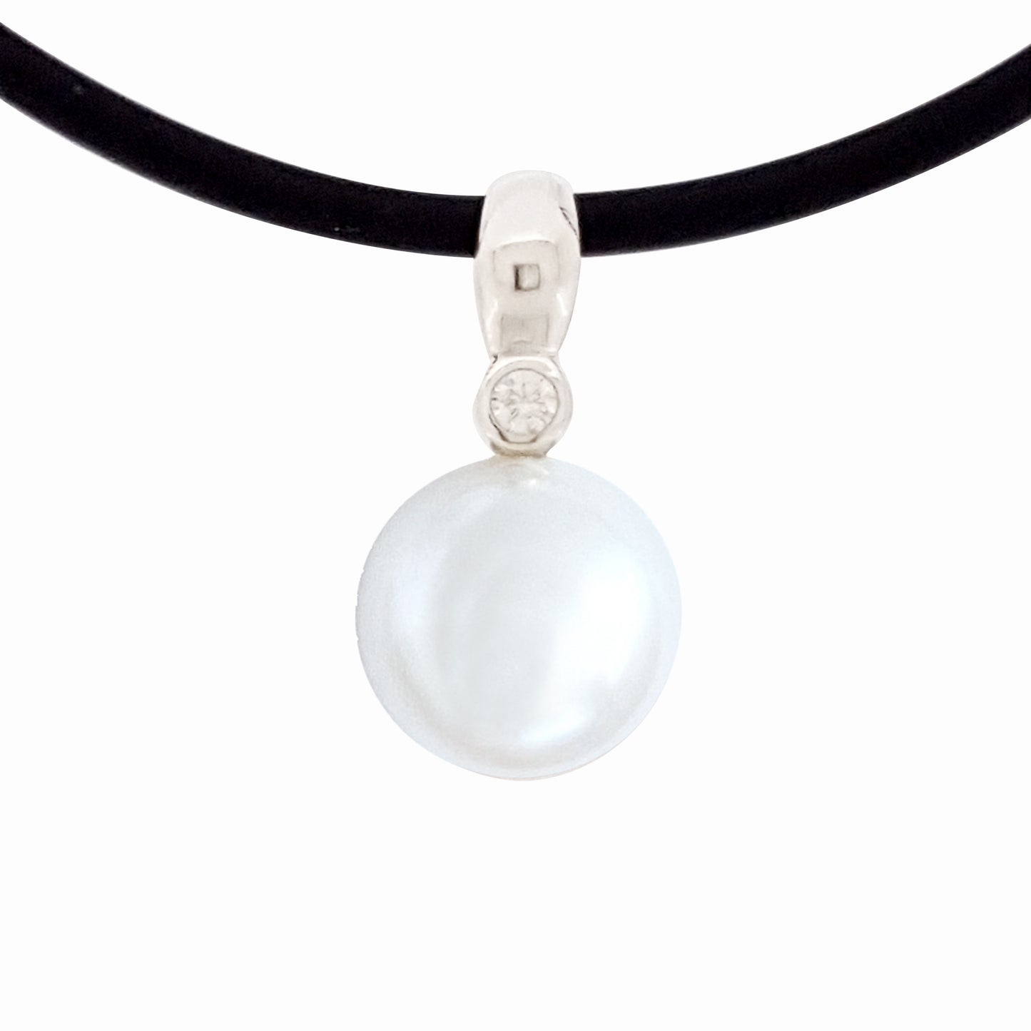 Pearl Pendant in Gold 'Sparkling Leaf' Button - The Courthouse Collection