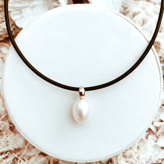 Pearl Pendant 'Leaf' Gold 9K | The Courthouse Collection | Australian Designer Pearl Jewellery