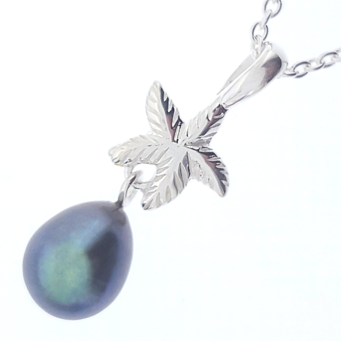 Pearl Pendant 'Starfish' l White Pink Peacock - The Courthouse Collection