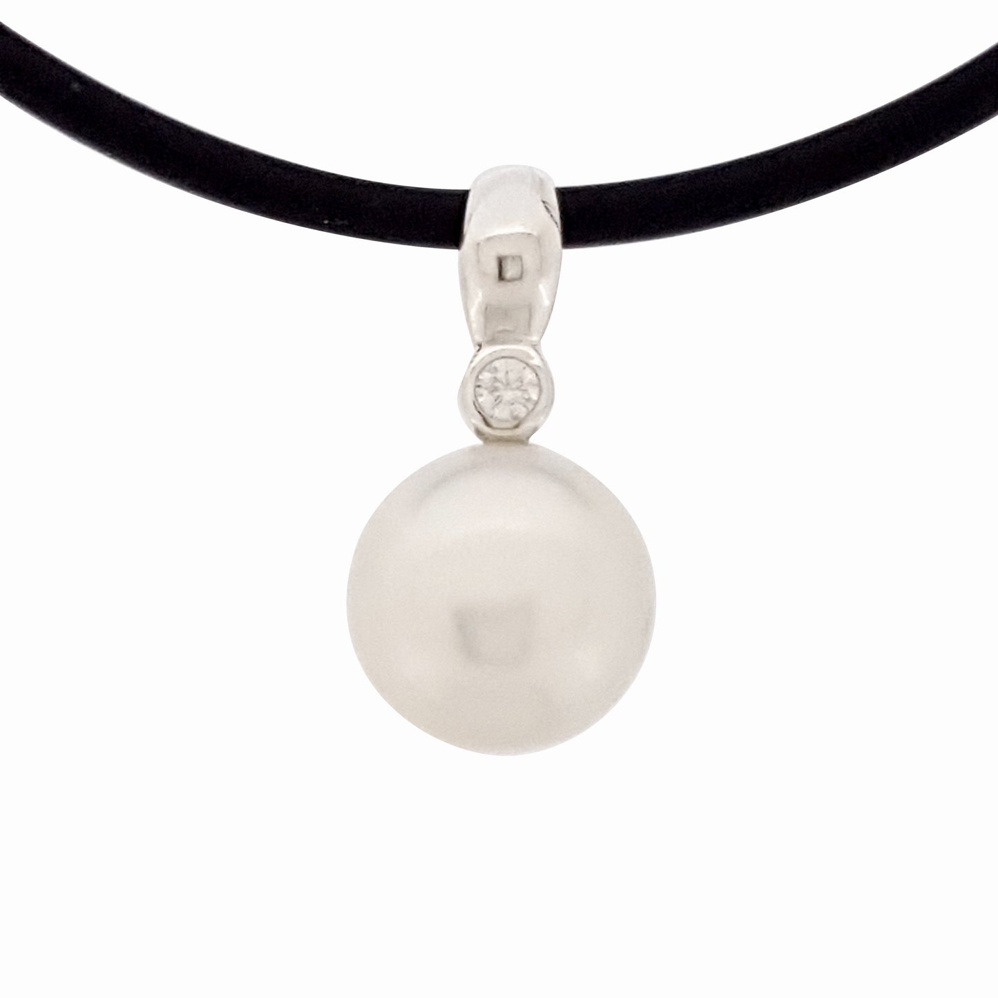 Pearl Pendant 'Sparkling Leaf' Button - The Courthouse Collection