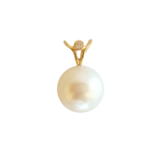 Pearl Pendant 'Sparkling Fishtail' 9K Round | The Courthouse Collection