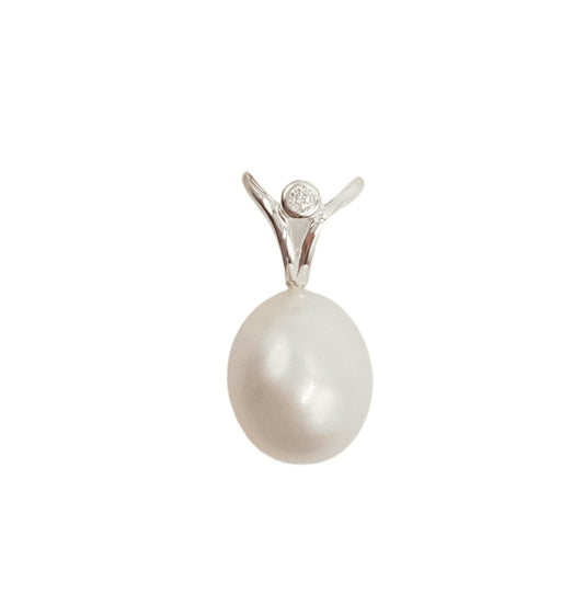 Fish Tail Pearl Pendant Sparkling Silver