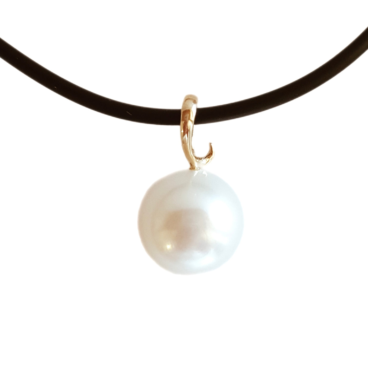 Pearl Pendant 'Kooh' Button l 9K Gold | The Courthouse Collection