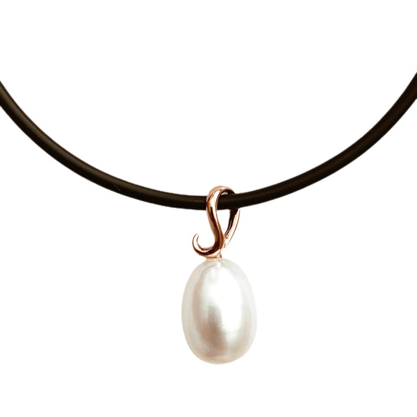 Pearl Pendant 'Hook' 9K | The Courthouse Collection